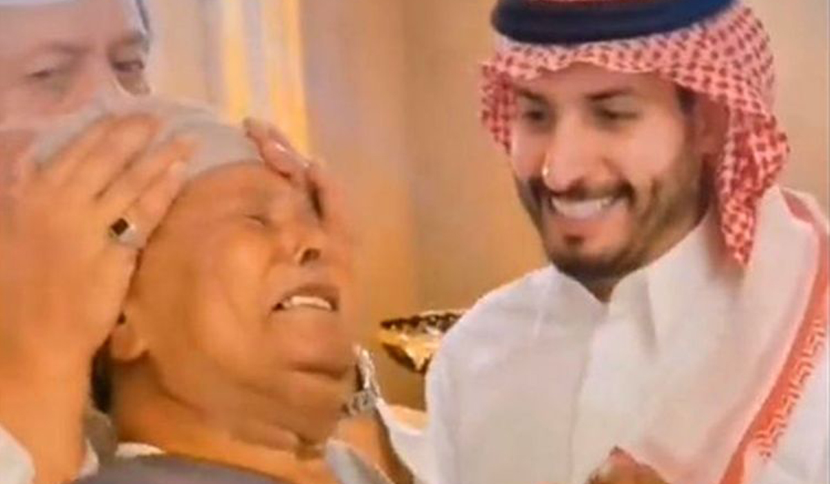 Watch: Emotional scenes as Saudi family holds farewell for long-term expat employee